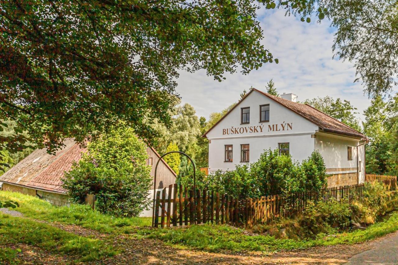 Buskovsky Mlyn 1580 호텔 Dolní Bousov 외부 사진